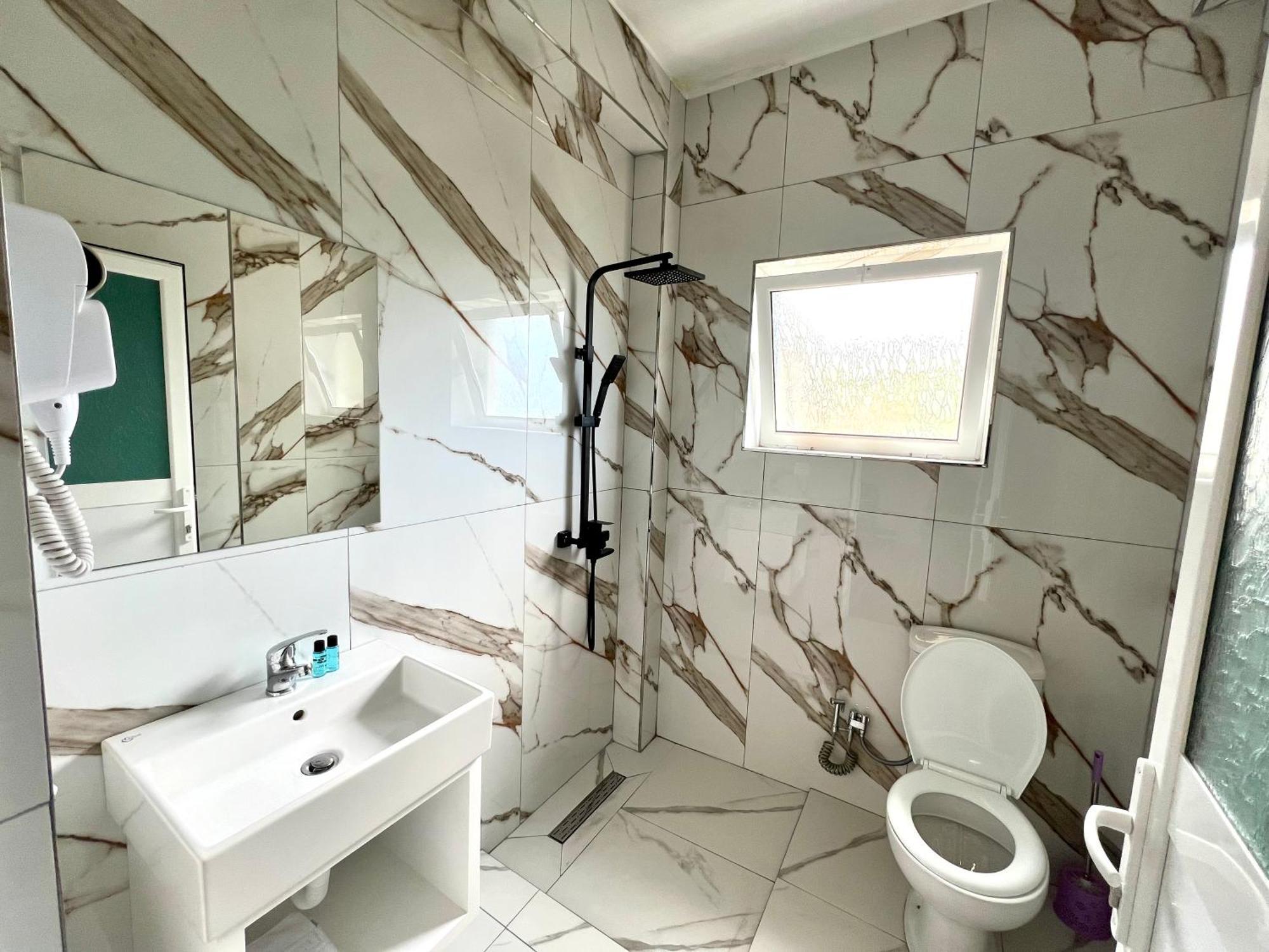 Redi'S Seaview Apartments Sarande Ngoại thất bức ảnh